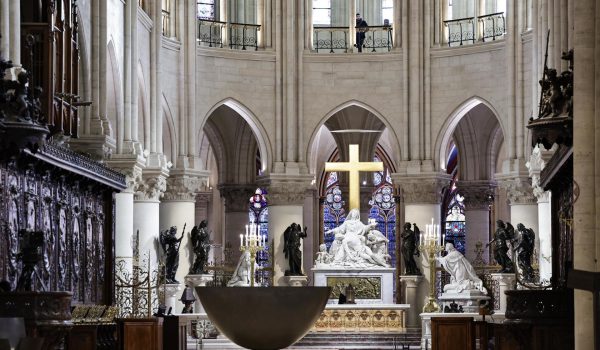 El primer vistazo a la Notre Dame restaurada desvela una catedral diáfana de muros blancos