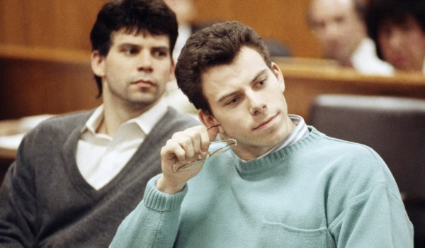 ARCHIVO - Una audiencia preliminar celebrada en Beverly Hills, California, para Lyle, a la izquierda, y Erik Menéndez, fue pospuesta mientras sus abogados luchaban por mantener evidencia potencialmente incriminatoria fuera del caso, el 12 de abril de 1991.