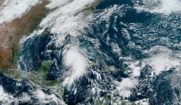 Rafael toca tierra en Cuba como huracán categoría 3