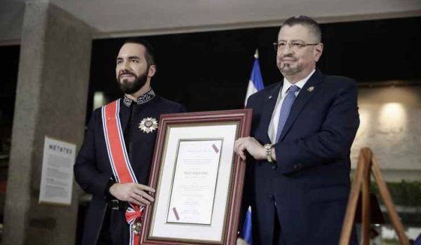 Chaves condecora a Bukele y alaba el plan de seguridad que «rescató» a El Salvador