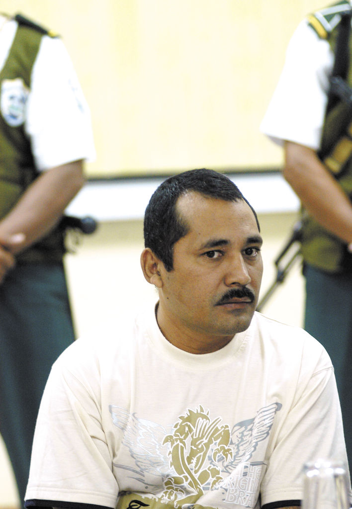 Eugenio Hernandez, asesino de la periodista Maria Jose Bravo. 21 de noviembre 2008. Foto LA PRENSA/Guillermo Flores
[#Beginning of Shooting Data Section]
Nikon D100 
Longitud Focal: 125 mm
Balance de blanco: Fluorescente -1
Modo del color: Modo II (RGB Adobe)
2008/11/21 09:35:46.8
Modo de exposición: Automático programado
Modo de AF: AF-C
Ajuste de tono: 0°
JPEG (8 bits) Fino
Modo de medición: Multipatrón
Comp. de tono: Normal
Nitidez: Alto
Tamaño de la imagen: Grande (3008 x 2000)
1/125 seg. - f/2.8
Modo de sincronización del flash: No montado
Reducción de ruido: Desactivado
Compensación de exposición: -0.3 EV
Coment de imagen: Foto/LA PRENSA                      
Objetivo: 80-200 mm f/2.8-2.8 D
Sensibilidad: ISO 640
[#End of Shooting Data Section]