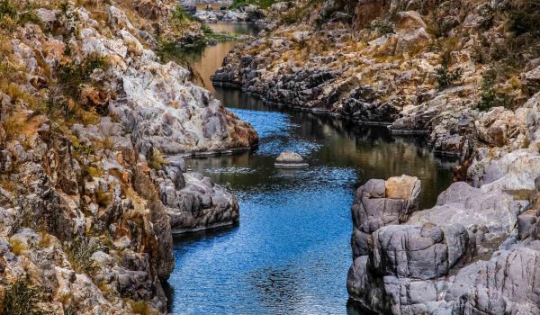 El Cañón de Somoto está ubicado a 15 kilómetros al oeste de la ciudad del mismo nombre, que es la cabecera departamental de Madriz. Tiene una de las formaciones rocosas más antiguas de Centroamérica. Por su potencial turístico es visitado constantemente por personas que quieren disfrutar de esta magnífica obra de la naturaleza. Su estructura geológica es conocida como La Estrechura o Namacambre, que es un cauce natural de altas paredes verticales que se extienden a lo largo de cinco kilómetros donde se puede desarrollar actividades turísticas como nadar, hacer senderismo, escalar y navegar. Sus aguas provienen de los ríos Comalí de Honduras y Tapacalí que se unen para formar el extenso río Coco. LA PRENSA/ Cortesía Carles Navarro.