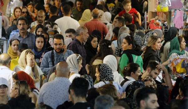 Irán castigará con tratamiento psicológico a mujeres que no usen el velo