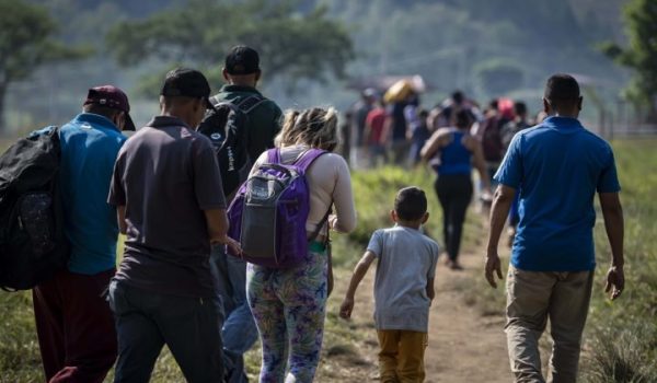 Estrategia productiva mantiene al país rezagado y lo convirtió en exportador de mano de obra