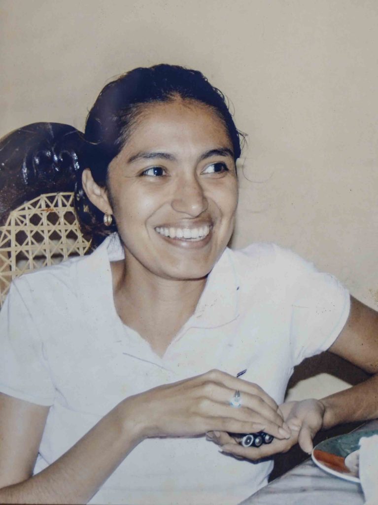 Santo Tomas, Nicaragua. 09/11/2017. Esperanza Sevilla Sanchez, hermana de la periodista Maria Jose Bravo asesinada en las elecciones munipales de noviembre de 2004 cuenta la historia de su hermana menor desde su infancia hasta los ultimos dias de su vida. Oscar Navarrete/ LA PRENSA.