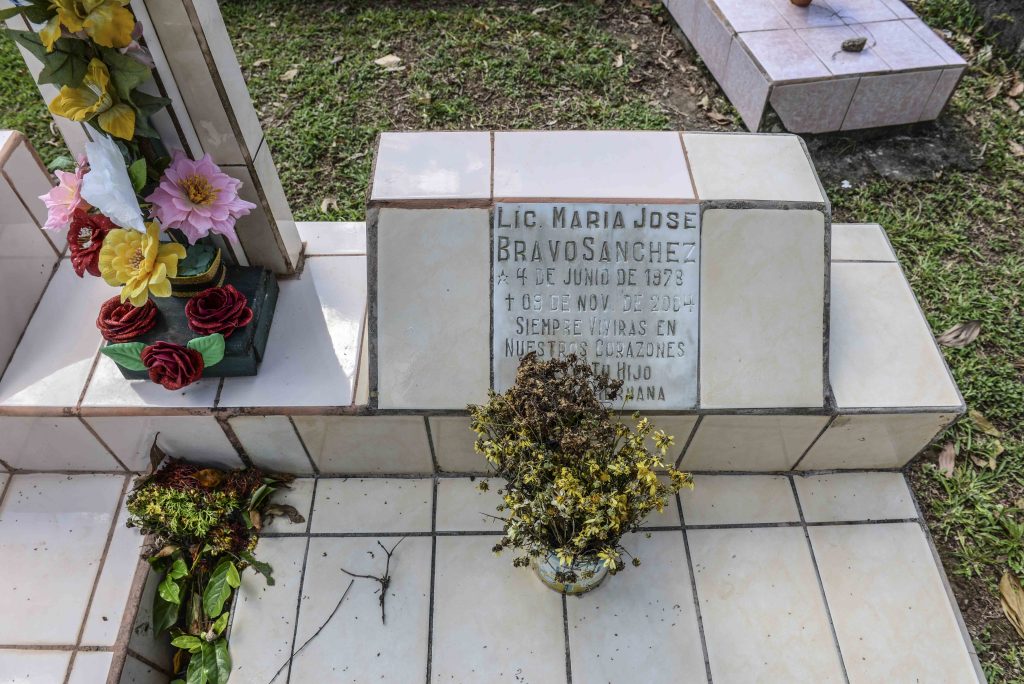 Tumba de María José Bravo, periodista sesinada en Nicaragua en 2004.