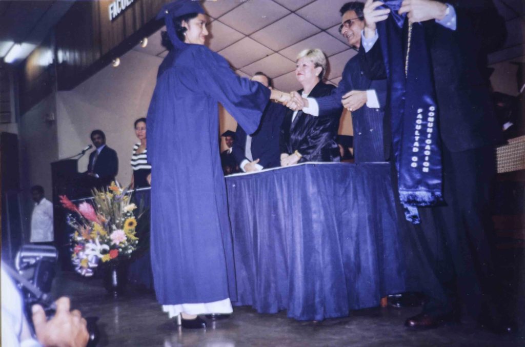 Periodista María José Bravo Sánchez, en su graduación de 1999 en la UCA. 