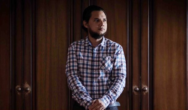 Darle voz a las noticias lo llevó al exilio: historia del poeta José Cardoza