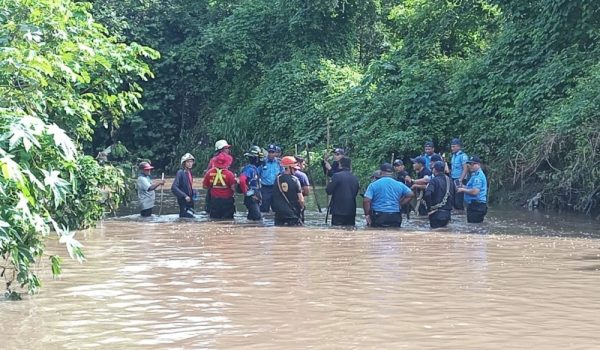 Hermanos son arrastrados por caudal de río en Santa María de Pantasma
