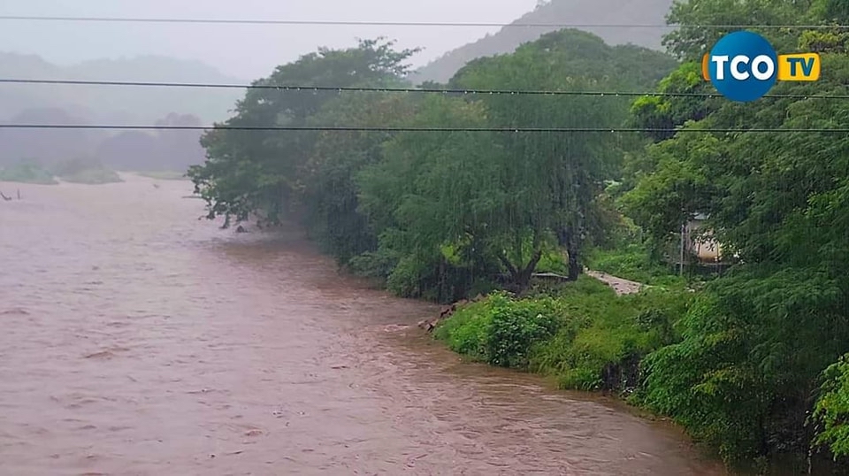 Las lluivas causadas por la tormenta Sara tambipen han casuado la cfecico del río Ochomogo