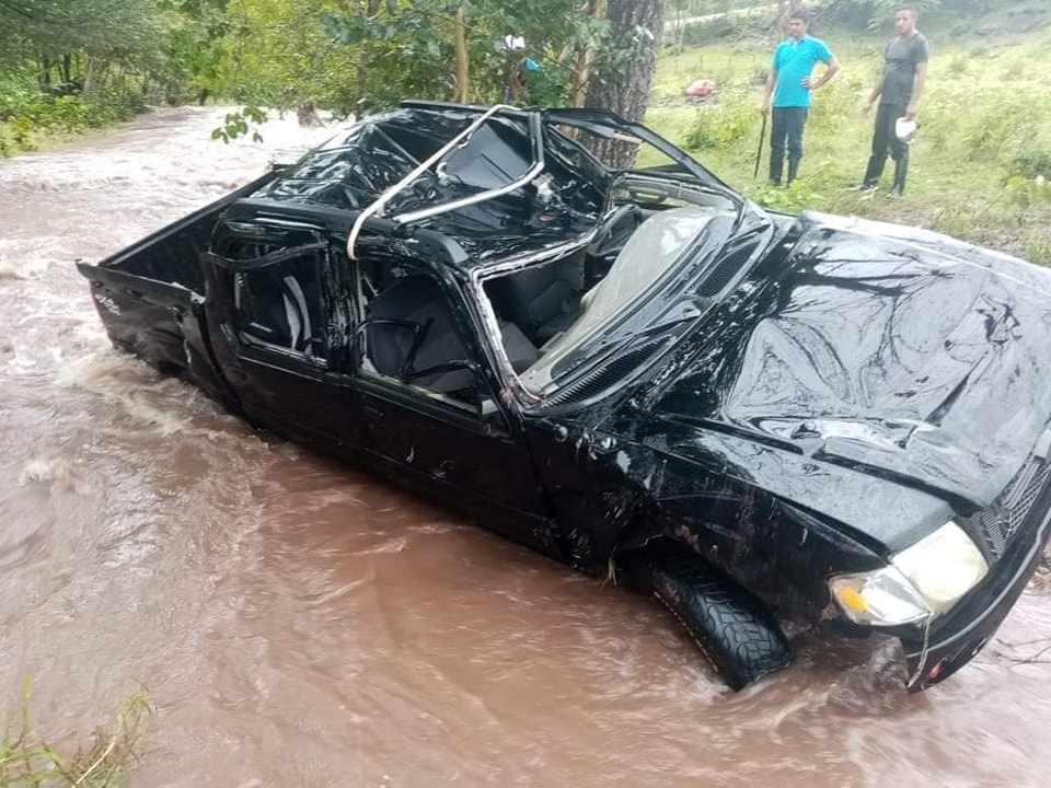 La mañana de este sábado una camioneta placas de Costa Rica, fue arrastrada por las corrientes de una quebrada en la comarca San Jerónimo, municipio de Teustepe, Boaco. El vehículo sufrió desperfecto mecánico y se apagó mientras su conductor Javier Antonio López Rodríguez intentaba cruzar la quebrada junto a su acompañante Rito López. Ambos resultaron ilesos.