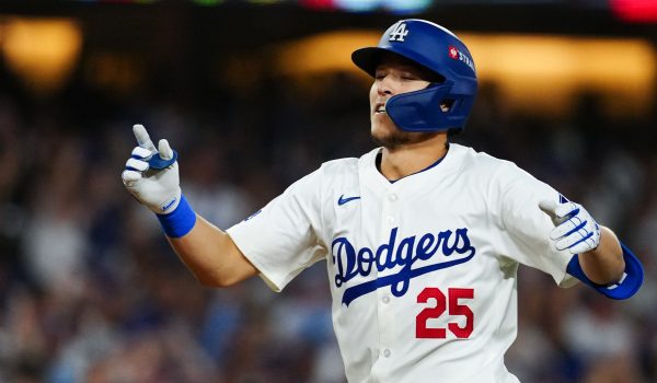 Dodgers extienden contrato a jugador de múltiples posiciones que los ayudó a ganar la Serie Mundial