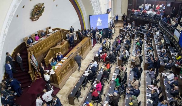 Venezuela aprueba una ley que ordena 30 años de prisión para quienes promuevan sanciones