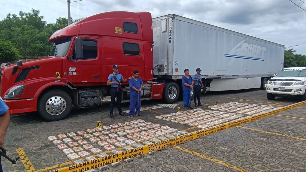 La Policía presentpo a dos de los cinco presuntos narcotraficantes , la dorga y los vehiculos ocupados. LA PRENSA/ Policía. 