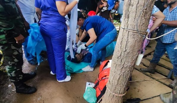 Rescatan con vida a minero que pasó cuatro días atrapado bajo tierra, en Villanueva