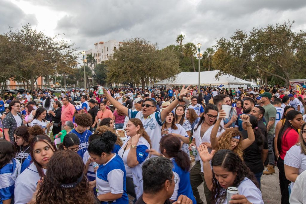 Nicaragüenses en Palm Beach bailaron al son de marimba y chicheros.