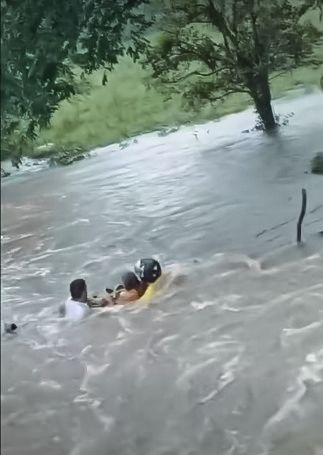 En esta otra escena se capta el momento en que una mujer y su hijos son rescatados .
