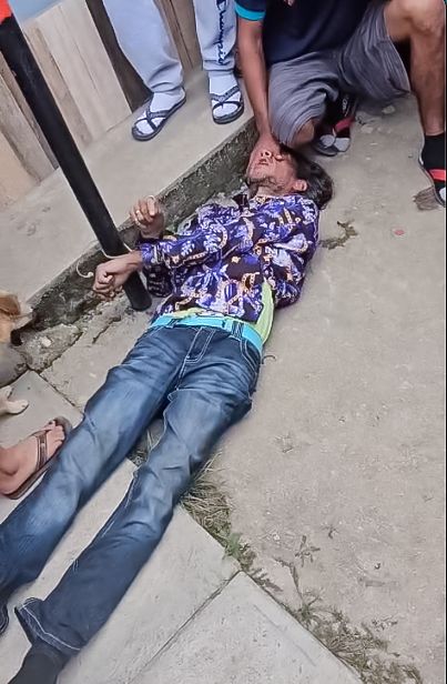 Yace sobre en el suelo y atado a un poste el hombre que le quti´po a --