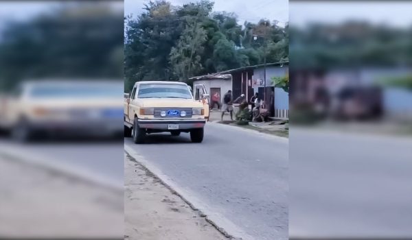 Sujeto arrebata arma de reglamento a policía, lo balea y se pasea con AK-47 en una comunidad de Jalapa
