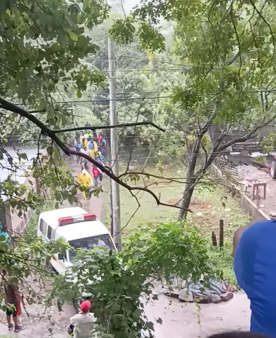 En una ambulancia del Ministerio de Salud es trasladado fue tralsado el cadpvdr del nuño de 8 años. LA PRENSA/