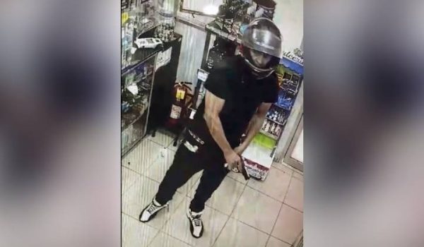 Ladrón en moto roba en tres negocios en Managua