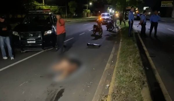 Pareja en moto fallece embestida en la Panamericana Norte en Managua