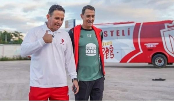 ¿De qué hablaron Otoniel Olivas y Alexandre Guimaraes en la caminata del hotel al estadio previo a la Final?