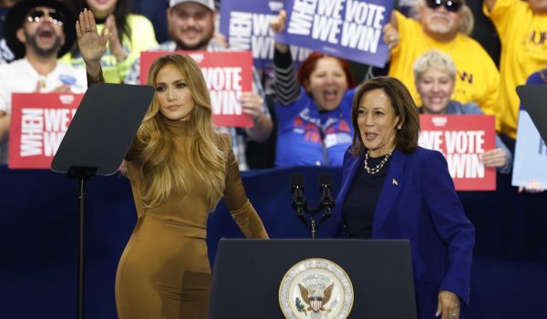 Maná y JLO impulsan la campaña de Kamala Harris y llaman al voto latino en Las Vegas