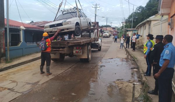 Alcaldía y Policía de Bluefields retiran vehículos «abandonados» en esa localidad
