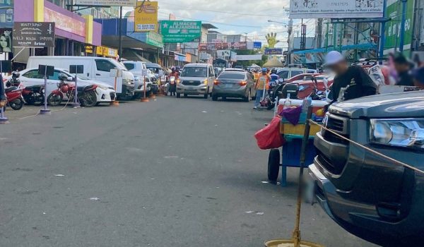 «Cuidacarros» extienden su negocio al Mercado Oriental