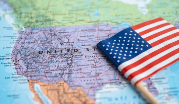 Senadores piden a Biden que redesigne el TPS y proteja a migrantes