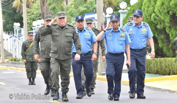 Aprueban las leyes que extienden por un año los mandatos de los jefes del Ejército y la Policía