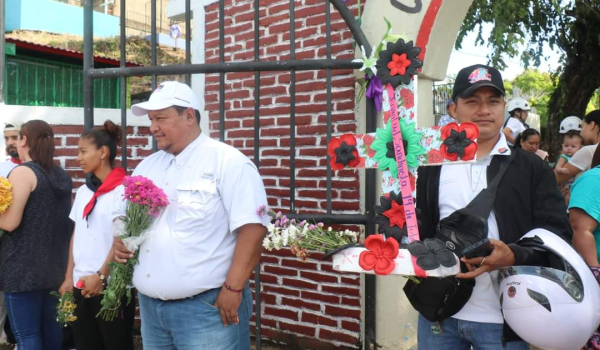 Ortega no rinde homenaje a su fallecido hermano Humberto, pero hostigó a familias de otros difuntos