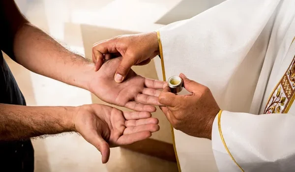 Dictadura prohíbe que sacerdotes entren a los hospitales públicos para ungir a los enfermos, denuncia investigadora