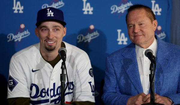 Dodgers, campeones de la Serie Mundial,  presentan a su más reciente adquisición
