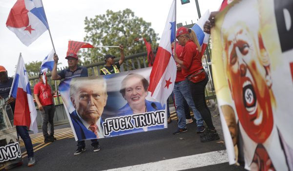 Sindicatos de Panamá protestan frente la embajada de EE.UU. contra Trump