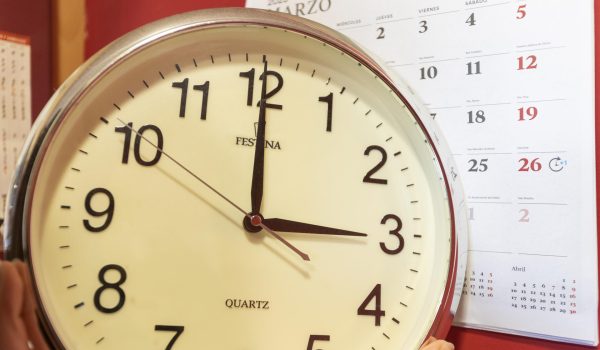 Trump renueva su intención de acabar con el cambio de hora por el horario de verano