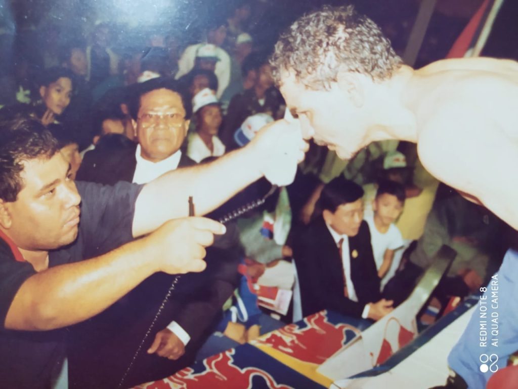 El cronista deportivo Yader Valle entrevista al ex campeón mundial Alexis Argüello, en una de sus últimas exhibiciones boxísticas. 