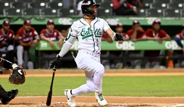 Ismael Munguía firmado por los Yanquis en un contrato de Ligas Menores