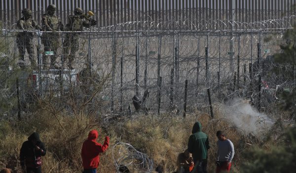 Agentes estadounidenses disparan bolas de pimienta a migrantes en frontera norte de México