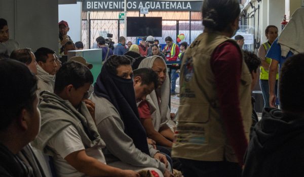 Los últimos deportados de 2024 arriban a Guatemala desde EE.UU. con temor a Donald Trump