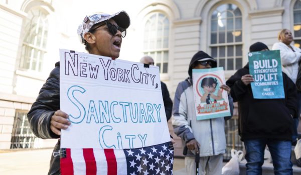 Migrantes piden protección a alcalde de Nueva York por «miedo» al segundo mandato de Trump