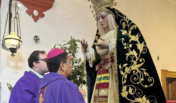 Monseñor Rolando Álvarez ora por su «amada Nicaragua» en su primera misa pública en España