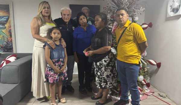 Expresidente Ricardo Martinelli dona dinero y boletos de avión a viuda de vigilante nicaragüense asesinado en Panamá