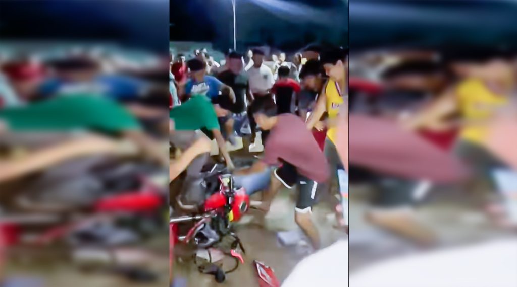 Pobladores de la comunida Las Canosas desmantelaron parcilamnete la moto de los presuntos aldreos.