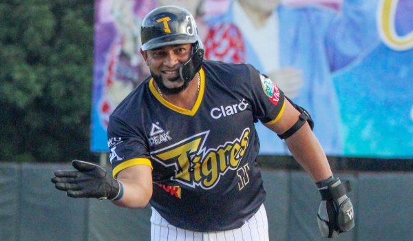 Ofilio Castro inaugura el club de los 1,000 hits en la Liga Profesional con un jonrón