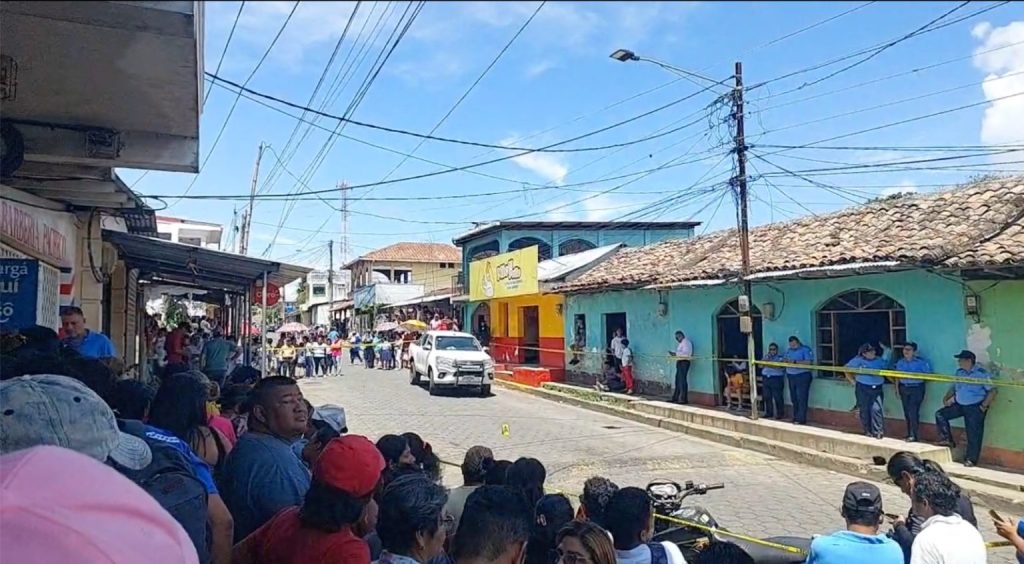 La Policía acordonó la zona donde está ubicada la casa de la familia Gaitán. Foto: Captura de video