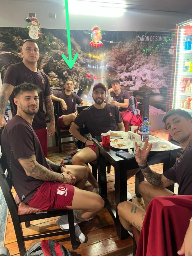 El futbolista Henry Niño ( señalado con la flecha)  departiendo con sus compañeros de equipo el Real Estelí en Costa Rica. LAPRENSA/ Redes sociales.  
