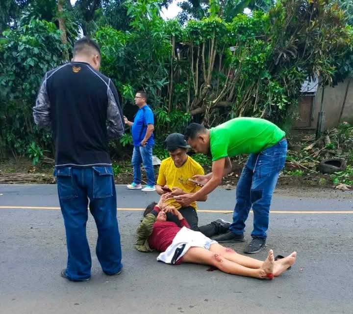 Un de las lesionadas es auxiliada en el lugar del percance. LA PRENSA/ Barrio La Curva Niquinohomo.