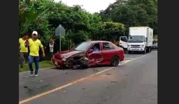 Dos embarazadas y un niño lesionados en colisión entre bus y carro